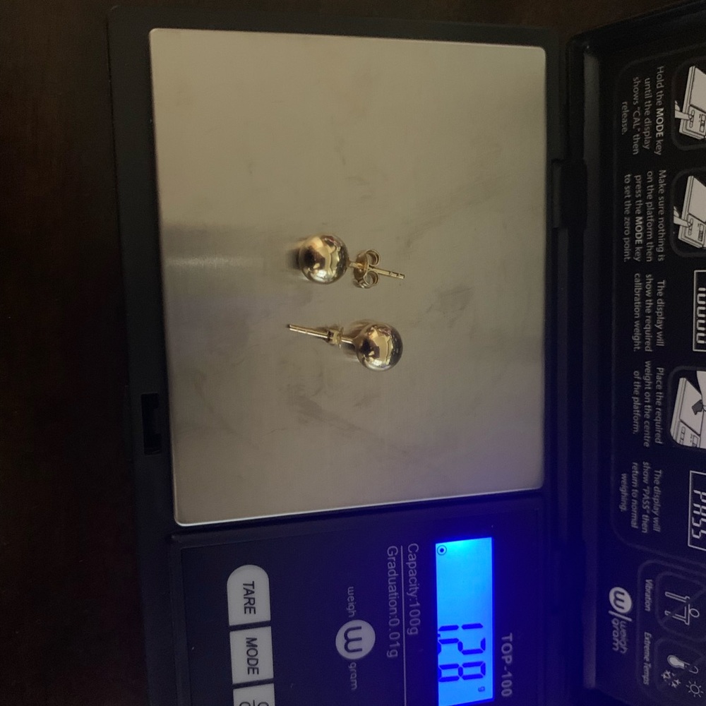 18k gold ball earrings 1.28 grams